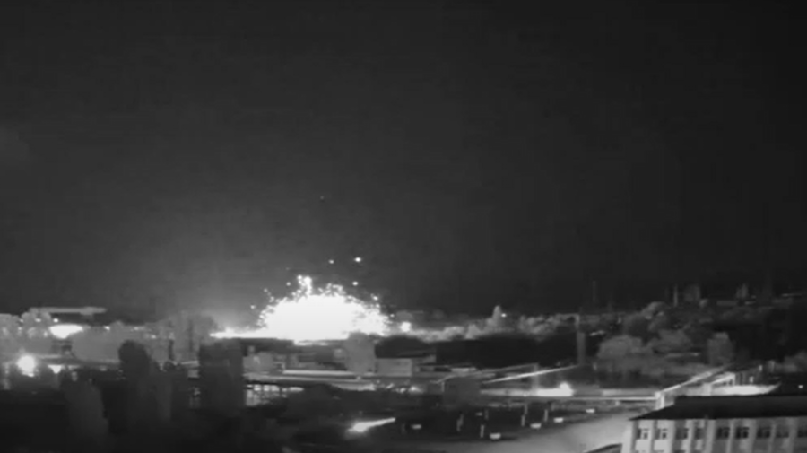 FOTO, VIDEO Explozie puternică la doar 300 m de reactoarele unei centrale atomice din Ucraina. Rușii au lansat racheta