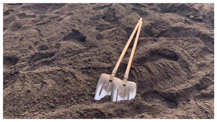 Nu e glumă! În Moldova, pământul se fură cu ZIL-ul