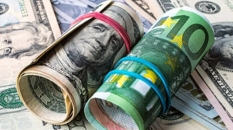 CURS VALUTAR: Euro, din ce în ce mai ieftin! Cât valorează azi dolarul
