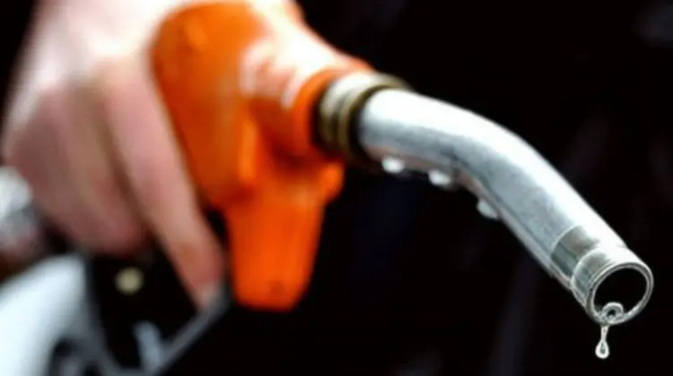 ATENȚIE, șoferi! Benzina se ieftinește cu 20 de bani