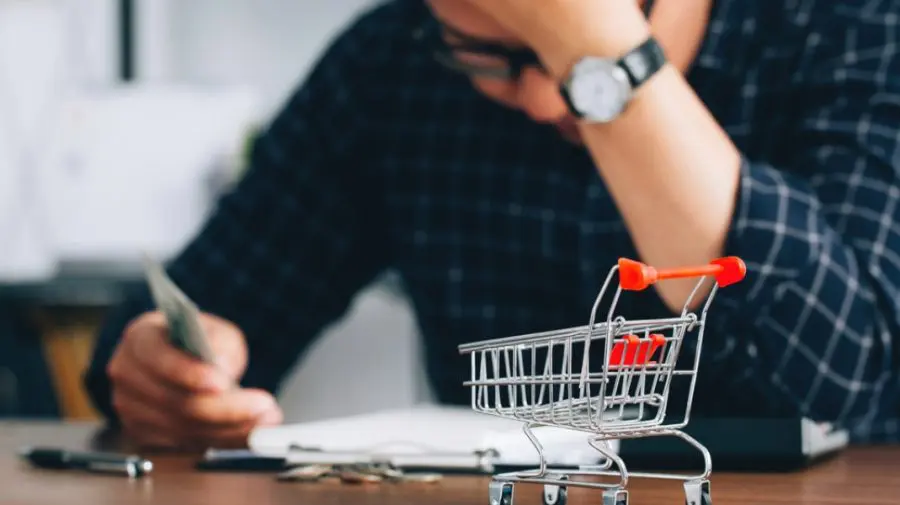 Moldovenii strâng cureaua! Oamenii consumă mai puțin, iar comercianții rămân fără venituri