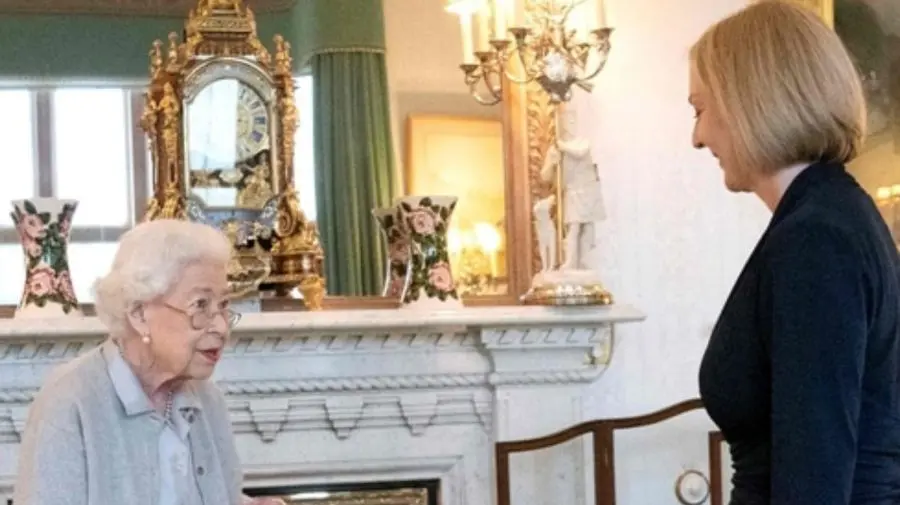 „Șoc pentru națiune și lume”. Prim-minsitra britanică spune că Elizabeth II a inspirat-o