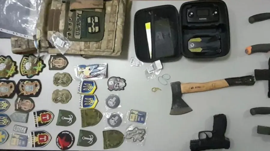 Trafic de arme la frontiera moldo-ucraineană. Cuțite, topor și muniții, găsite în mașina unor voluntari din Odesa