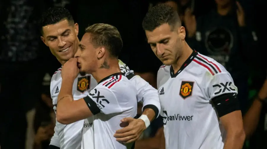 Nu le-a priit mâncarea moldovenească? 12 jucători de la Manchester United s-ar fi intoxicat la Chișinău