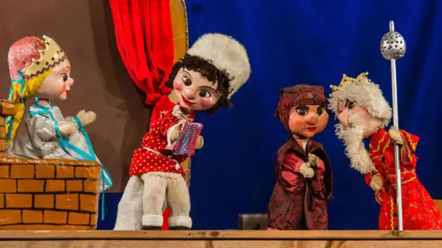 Hai la teatru! Ia-ți piciul și vino la ultimele spectacole gratuite de păpuși, organizate în aer liber