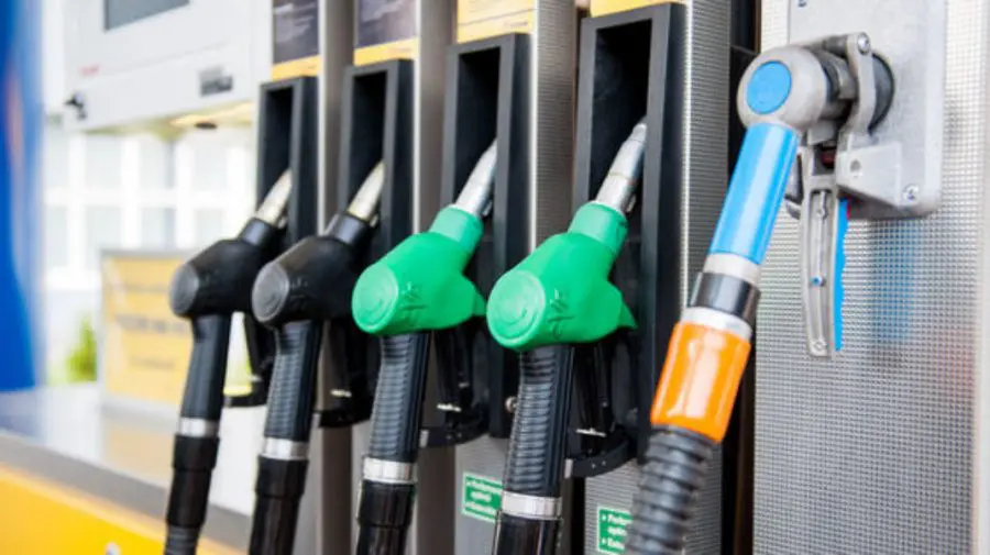 Veste bună pentru automobiliști! Se ieftinesc carburanții