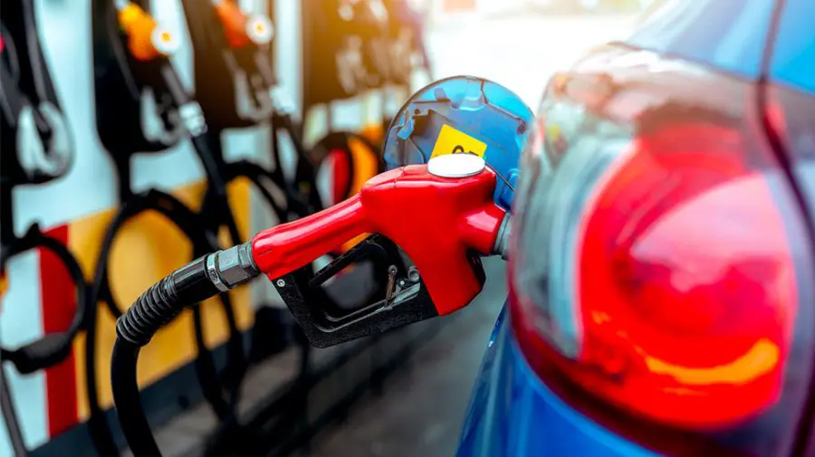 În ultima zi a săptămânii, motorina se ieftinește cu 21 de bani! Vezi cât costă benzina