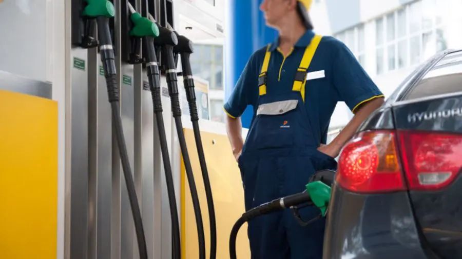 Benzina se ieftinește, motorina se scumpește. Cât vor costa carburanții vineri