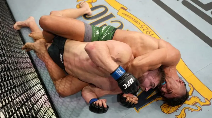 VIDEO „Halk” de Moldova, prins „în cușcă” și înfrânt! Adversarul a sărbătorit „ca un vierme” pe ringul UFC