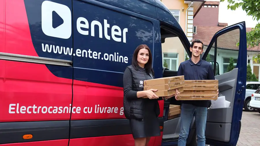ENTER și ASUS: încă de 10 notebook-uri au beneficiat elevii din familii numeroase