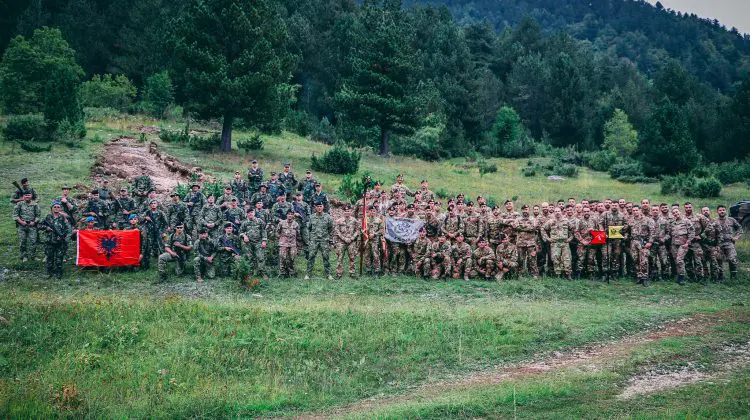 FOTO Geniștii moldoveni – în acțiune! Aflați în Kosovo, au parcurs 30 de kilometri prin munți