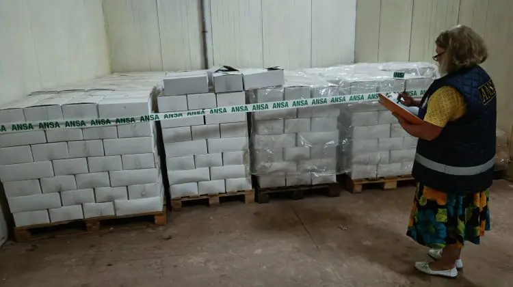 FOTO Peste 4 tone de carne de pui – interzise pentru a fi vândute. Ce produse neconforme a mai găsit ANSA