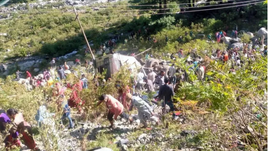 VIDEO Un autobuz plin cu elevi s-a prăbușit într-o râpă. Sunt zeci de morți și răniți
