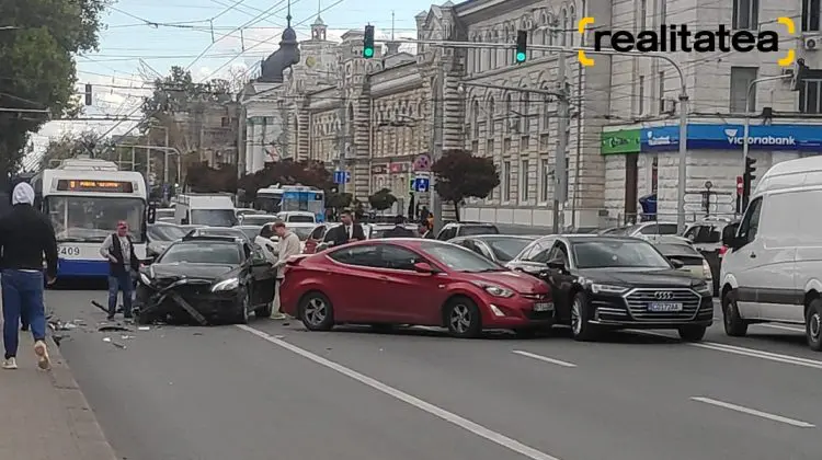 FOTO Accident în „inima” Chișinăului, cu implicarea unei mașini cu numere diplomatice