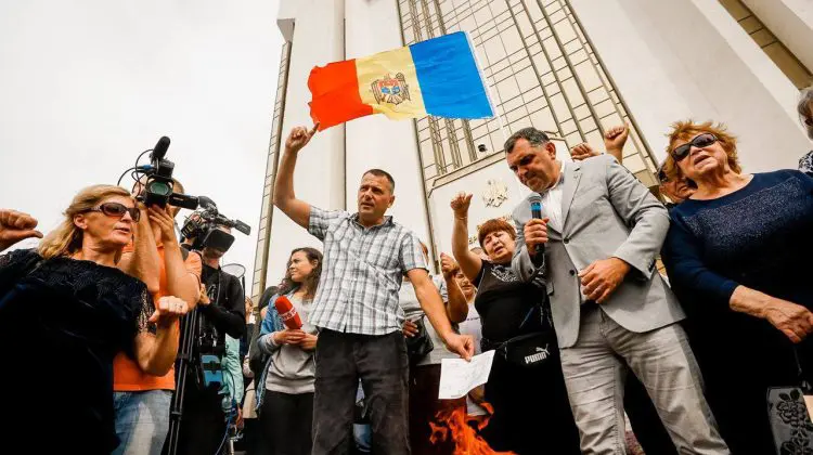 VIDEO Protest ”fierbinte” la Președinție: Manifestanții au dat foc la facturi, fiind nemulțumiți față de tarifele mari