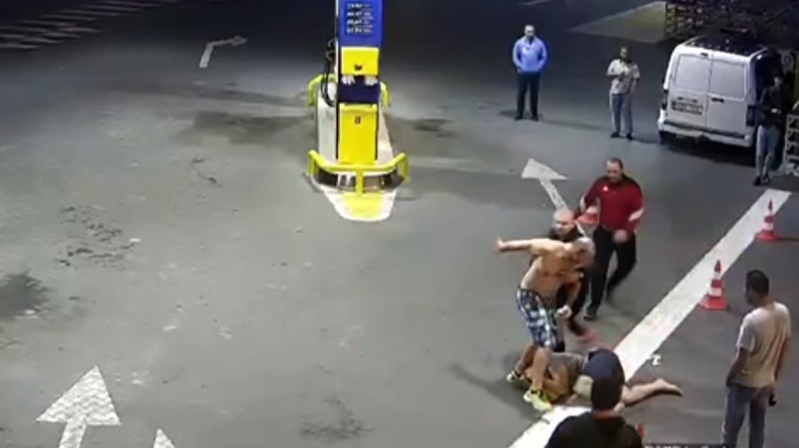 VIDEO! IMAGINI CU PUTERNIC IMPACT EMOTIONAL! Două persoane, bătute cu cruzime de un grup de bărbați într-o stație PECO