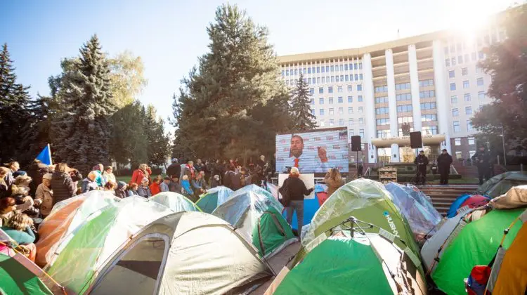 ȘOR: Parlamentul s-a mutat în stradă. Protestatarii au votat proiectele fracțiunii noastre