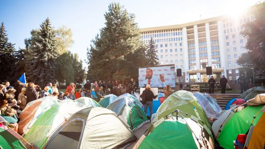 ȘOR: Parlamentul s-a mutat în stradă. Protestatarii au votat proiectele fracțiunii noastre