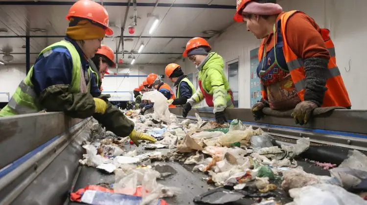 Turcia, acuzată că pune în pericol populația. Copii de nouă ani se află printre muncitorii la centrele de reciclare