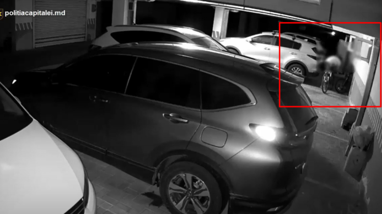 VIDEO A crezut că nu-l vede nimeni! Momentul în care un tânăr înhață două biciclete dintr-o parcare