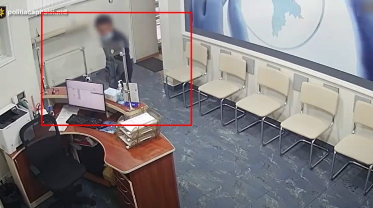 VIDEO A intrat într-un centru medical și a furat. Momentul în care un individ înhață telefonul și pleacă