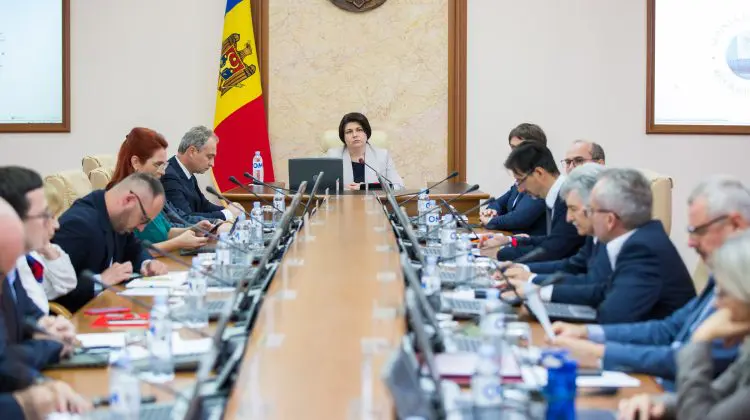 VIDEO Copiii cu vârsta de până la 2 ani vor beneficia de o indemnizație mai mare. Cu cât a fost majorată