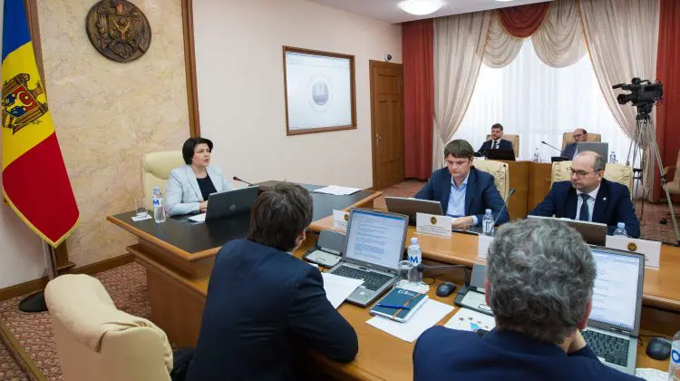 Guvernul scoate mai mulți bani din buzunar pentru reparația drumurilor. A fost majorat Fondul rutier din acest an