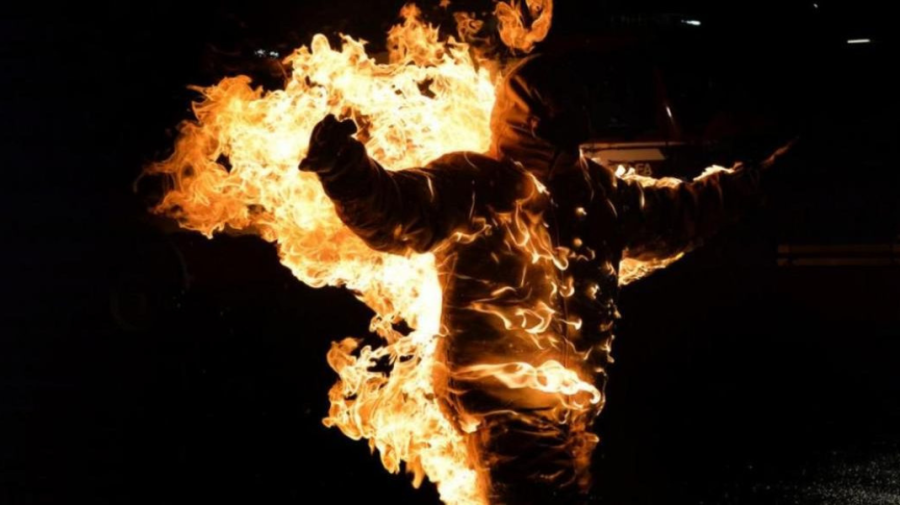 VIDEO Un bărbat din Rusia și-a dat foc de frica războiului din Ucraina