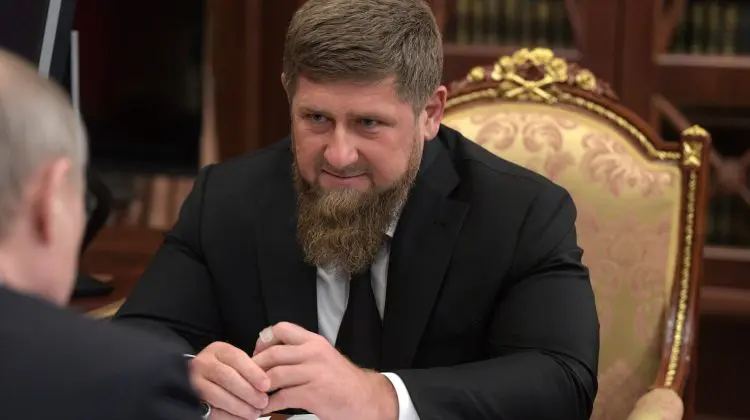Kremlinul a reacționat la dorința lui Kadirov de a demisiona. Peskov: El continuă să conducă Republica Cecenă