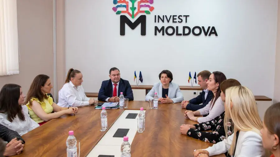 FOTO Noul director al Agenției de Investiții din Moldova a fost prezentat colectivului. Gavrilița i-a fost alături
