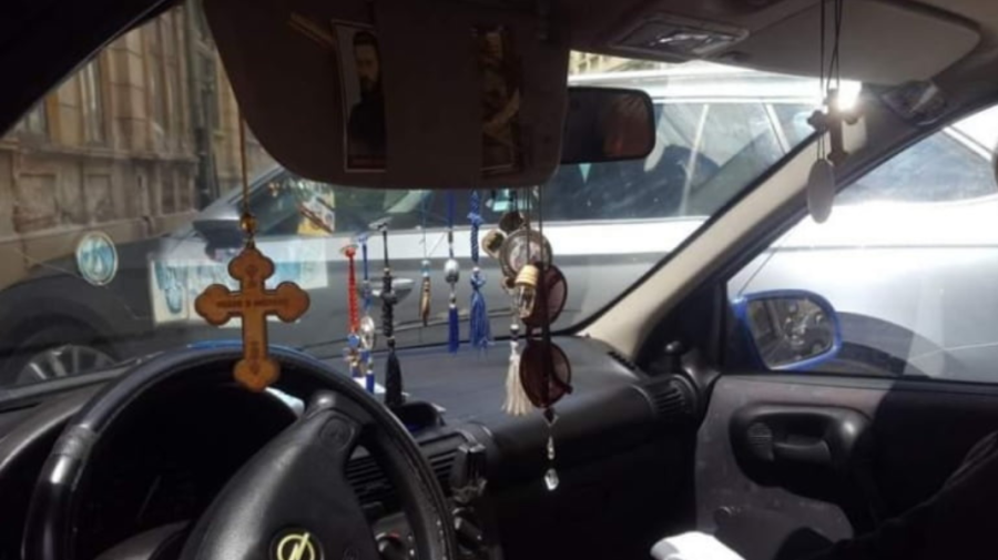 Amenzi usturătoare pentru şoferii care au iconiţe pe parbriz. În ce țară este interzis acest lucru