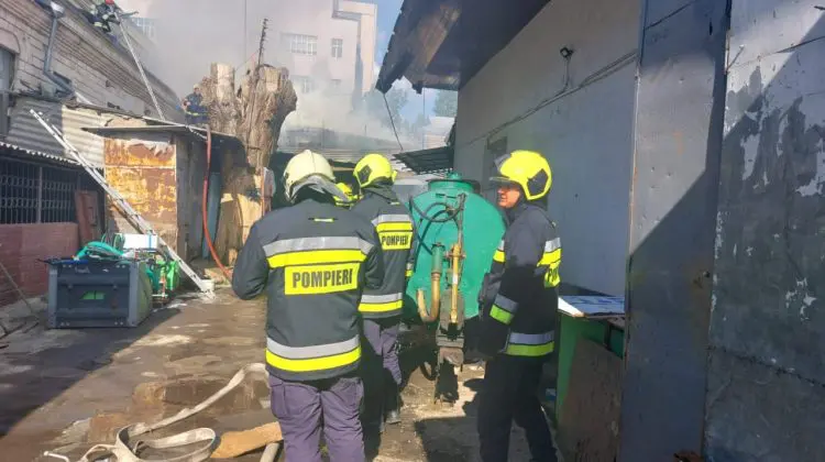 FOTO, VIDEO Detalii noi de la incendiul din Piața Centrală! Sunt antrenați aproape 40 de pompieri și 9 autospeciale