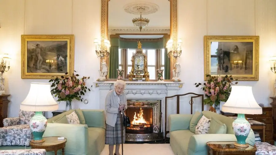 Li se taie răsuflarea britanicilor! Aceasta ar putea fi ultima fotografie cu regina Elizabeth II în viață