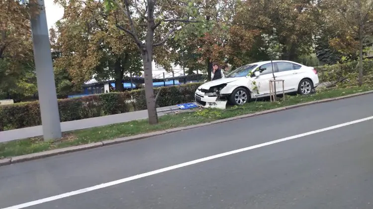 FOTO, VIDEO Accident în Capitală! Un șofer a ajuns cu mașina într-un copac