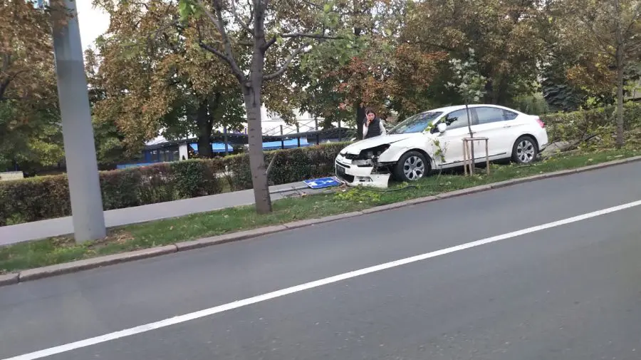 FOTO, VIDEO Accident în Capitală! Un șofer a ajuns cu mașina într-un copac