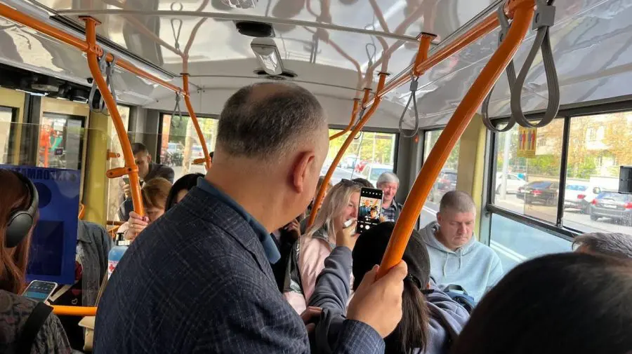 FOTO, VIDEO I s-au terminat banii pentru benzină? Dodon s-a dus cu troleibuzul la CNA