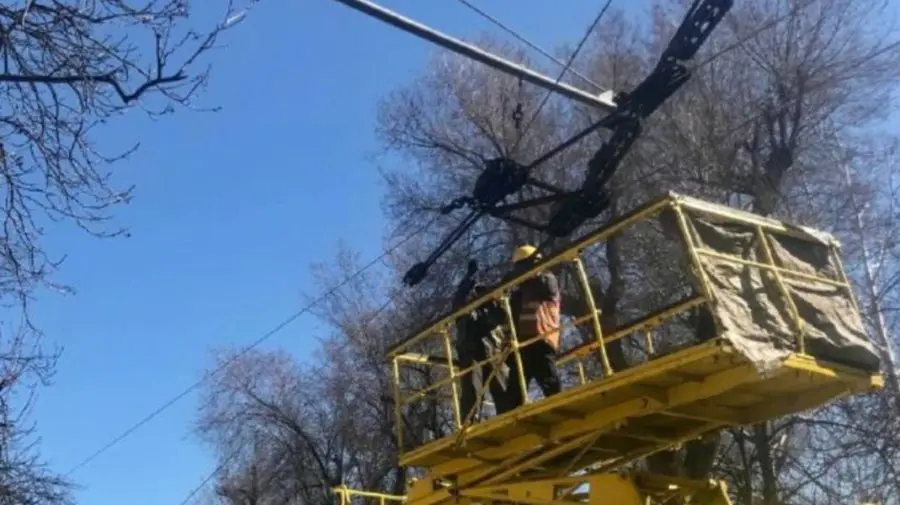 VIDEO Pericol pe o stradă din Capitală! O linie electrică de troleibuze a luat foc ziua în amiaza mare