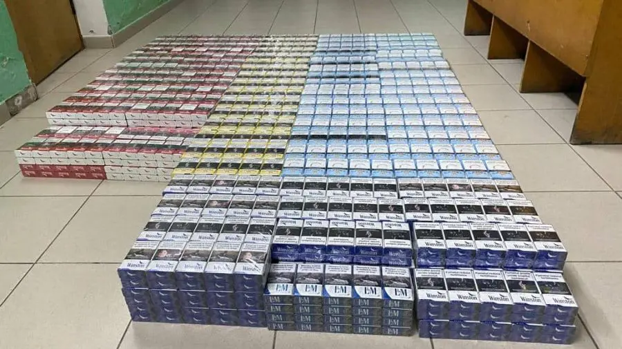 FOTO Țigări fără timbre de acciz – depistate printre coletele unor moldoveni. Unde urmau să ajungă