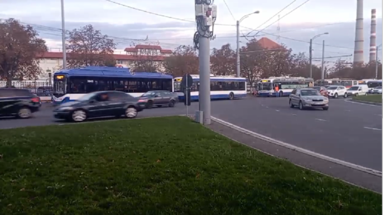VIDEO Mai multe troleibuze staționează în sectorul Ciocana din Capitală. Ce s-a întâmplat