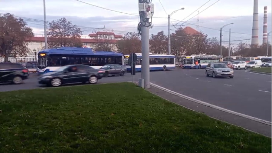 VIDEO Mai multe troleibuze staționează în sectorul Ciocana din Capitală. Ce s-a întâmplat