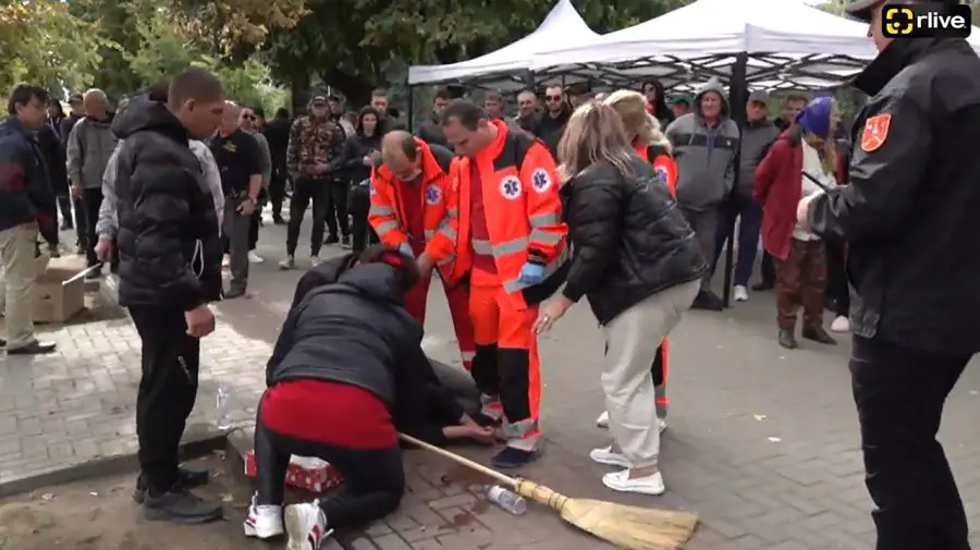 VIDEO Incident la protestul de la Parlament: Un bărbat a făcut criză de epilepsie. Medicii nu erau la fața locului