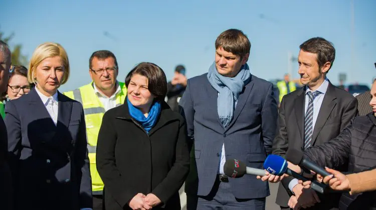 Cât Moldova riscă să rămână fără lumină, Spînu și Gavrilița au luat apă în gură. Se laudă cu un drum renovat