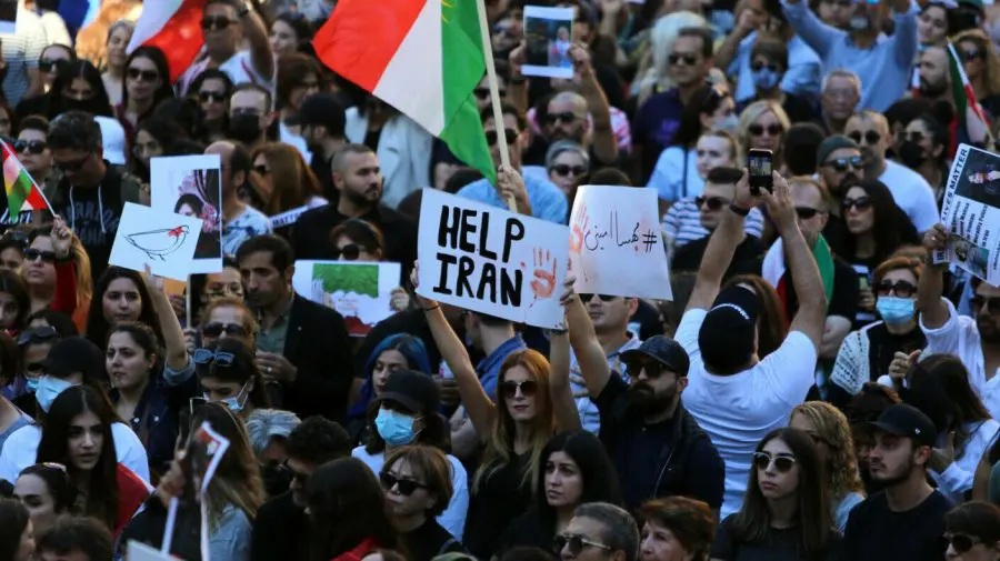 VIDEO Familia unei adolescente ucise în timpul protestelor din Iran, forţată să mintă în legătură cu moartea fetei