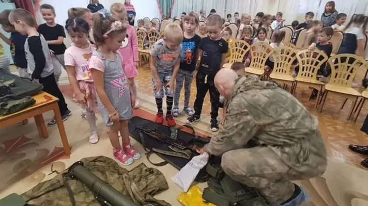 VIDEO Imagini șocante de la o grădiniță din Rusia. Copiii de 4 și 5 ani, învățați să folosească mitraliere și grenade