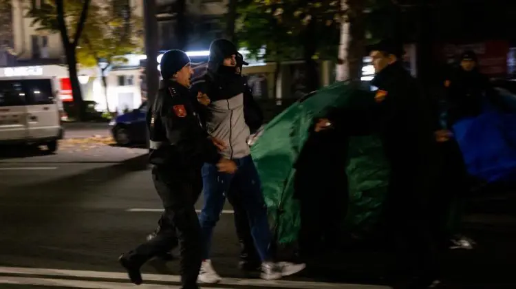 VIDEO Un grup de tineri au ridicat corturile din fața Procuraturii Generale și le-au instalat pe carosabil