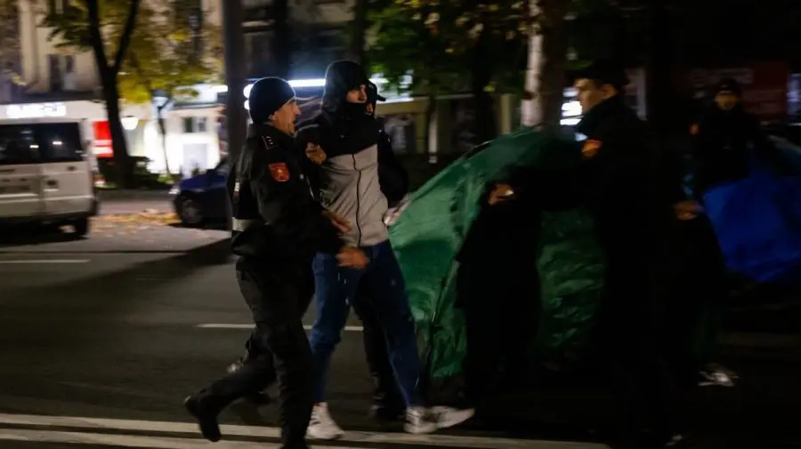 VIDEO Un grup de tineri au ridicat corturile din fața Procuraturii Generale și le-au instalat pe carosabil