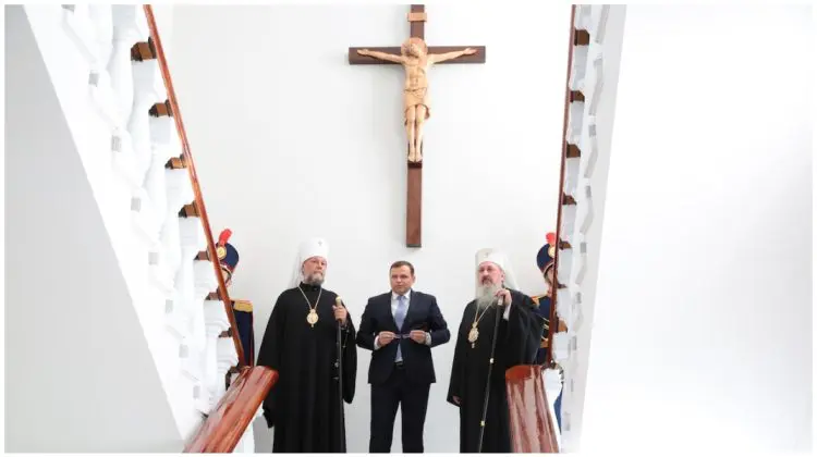 VIDEO Năstase „își duce crucea” la propriu și la figurat. Merge la CEDO în cazul scoaterii crucifixului de la MAI