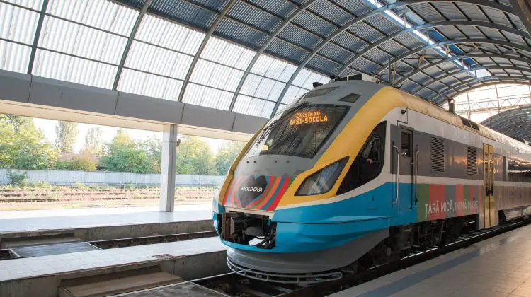 O locomotivă a trenului de pe ruta Chișinău-Iași a fost cuprinsă de fum! Află ce s-a întâmplat cu pasagerii