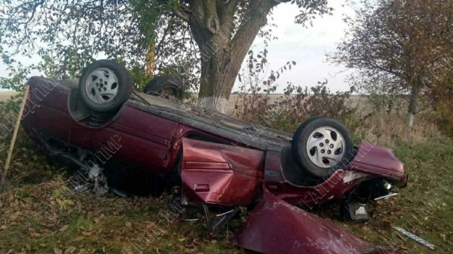 FOTO Impact violent la Rîbnița: Trei oameni au ajuns la spital, după ce mașina lor a intrat într-un copac