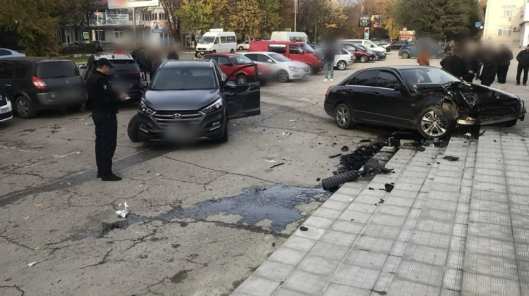 FOTO Patru mașini s-au „pupat”, la Edineț. Cum a avut loc impactul